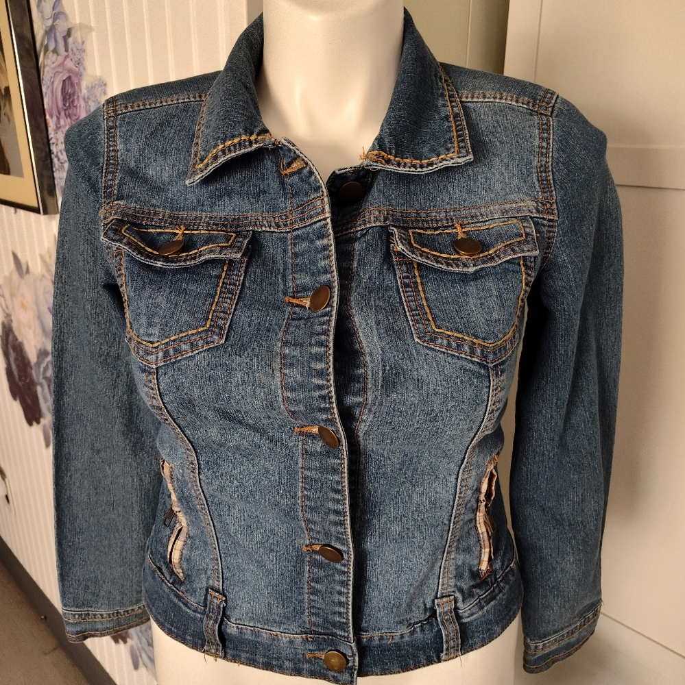 Dress Barn Size Medium Women's Fitted Denim Jacket Zip Pockets Cute Flattering